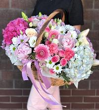 Цветочная композиция из Розы, Хризантемы, Пионы и Лизиантусы в корзине в Сосново-Озерском