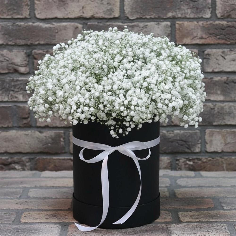 Цветочная композиция из Гипсофила в шляпной коробке в Сосново-Озерском