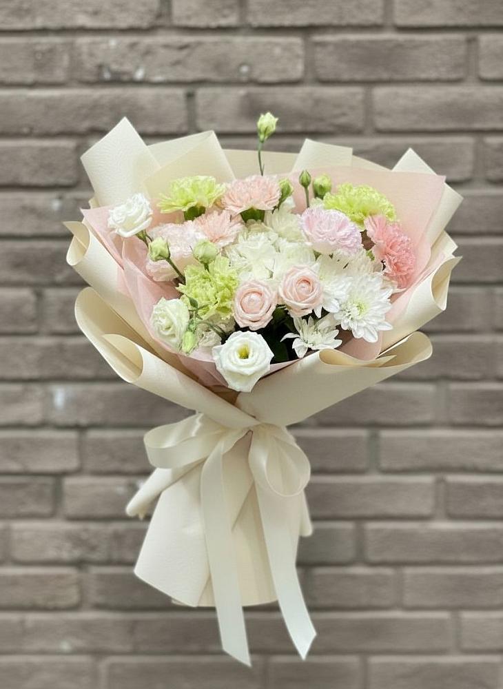 Букет цветов из: Гвоздики, Розы, Лизиантусы и Хризантемы в Сосново-Озерском