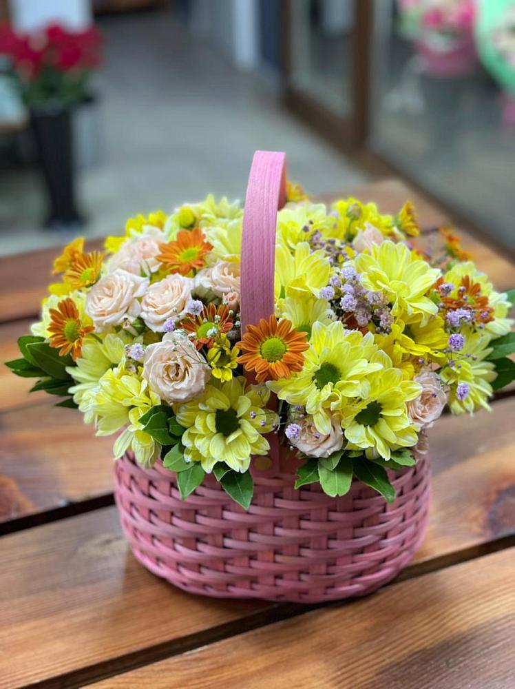 Цветочная композиция из Хризантемы и Розы в корзине в Сосново-Озерском