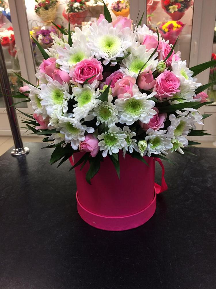 Цветочная композиция из Розы и Хризантемы в шляпной коробке в Сосново-Озерском