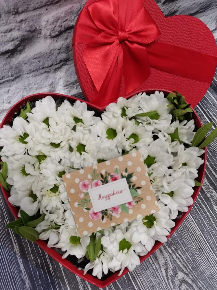 Цветочная композиция из Хризантемы в виде сердца в Сосново-Озерском