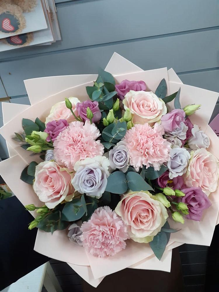 Букет цветов из: Розы, Гвоздики и Лизиантусы в Сосново-Озерском